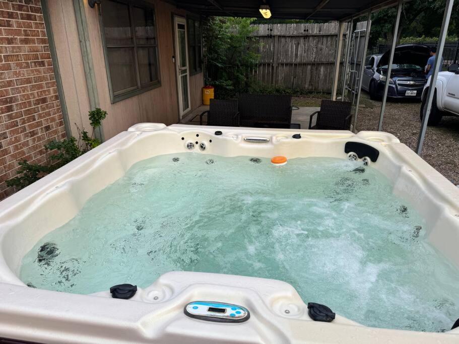 Gated Home W Hot Tub On 1/2 Acre. Sleeps 13 Houston Exterior photo