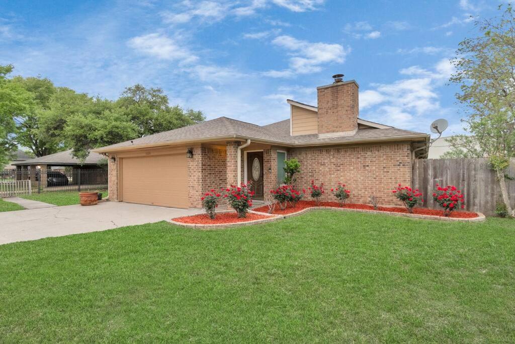 Gated Home W Hot Tub On 1/2 Acre. Sleeps 13 Houston Exterior photo